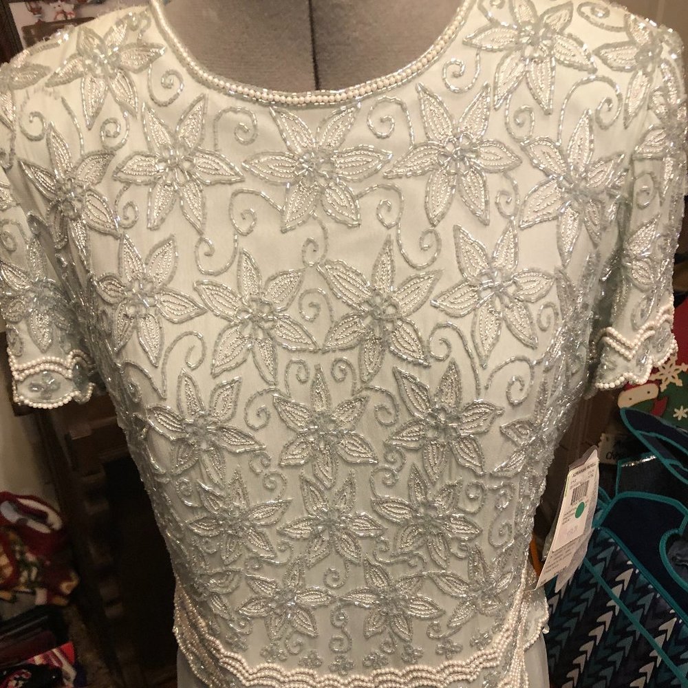 Adrianna Papell Beautiful Pale green to piece formal dress. FullyDress ; size PS